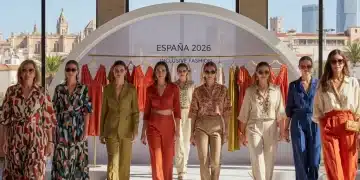 Modelos diversos desfilando en pasarela con ropa de moda inclusiva española 2026